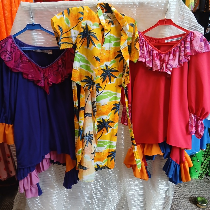 Ca. 60x Hawaï en Mexicaans outfits – foto 3 – kavel bij Onlineveilingmeester, Drachten