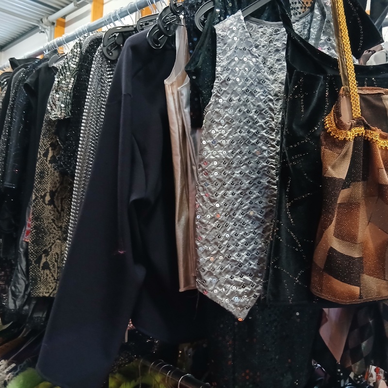 Ca. 52x Feestkleding goud zwart en zilver – foto 2 – kavel bij Onlineveilingmeester, Drachten