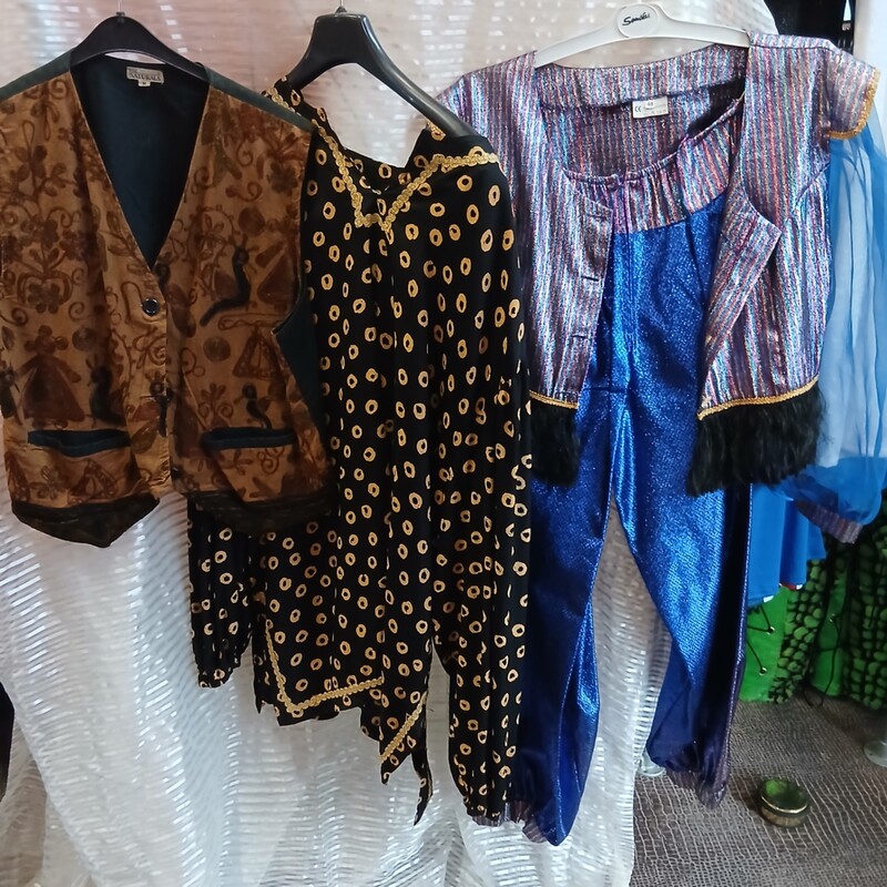 Ca. 43x Oosterse outfits – foto 2 – kavel bij Onlineveilingmeester, Drachten
