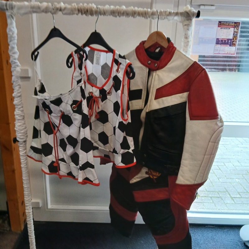 Ca. 141x Voetbal pakjes en sportkleding – foto 2 – kavel bij Onlineveilingmeester, Drachten