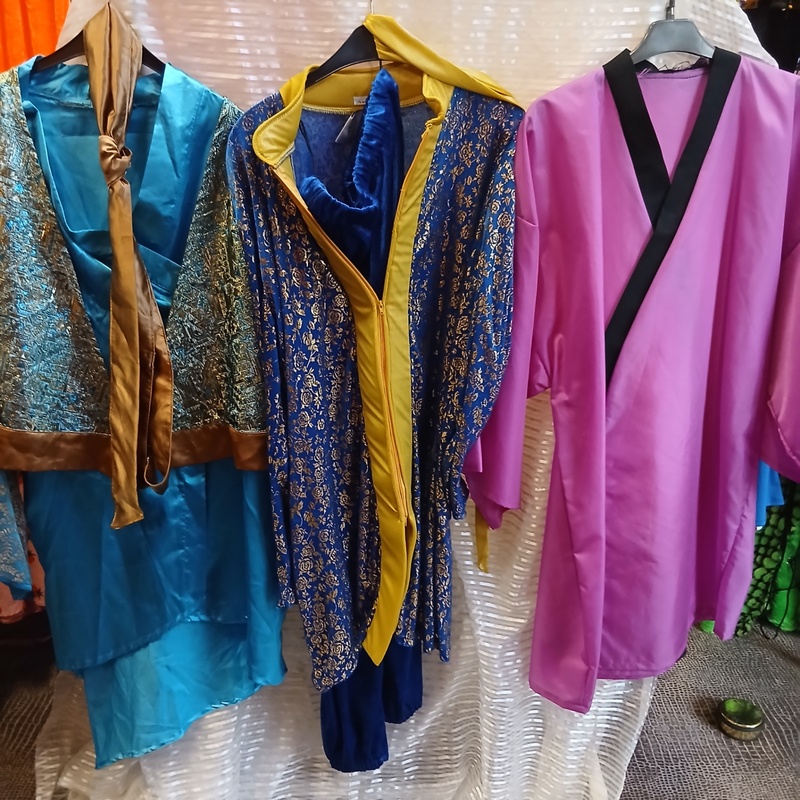 Ca. 55x Japans en oosterse outfits – foto 2 – kavel bij Onlineveilingmeester, Drachten