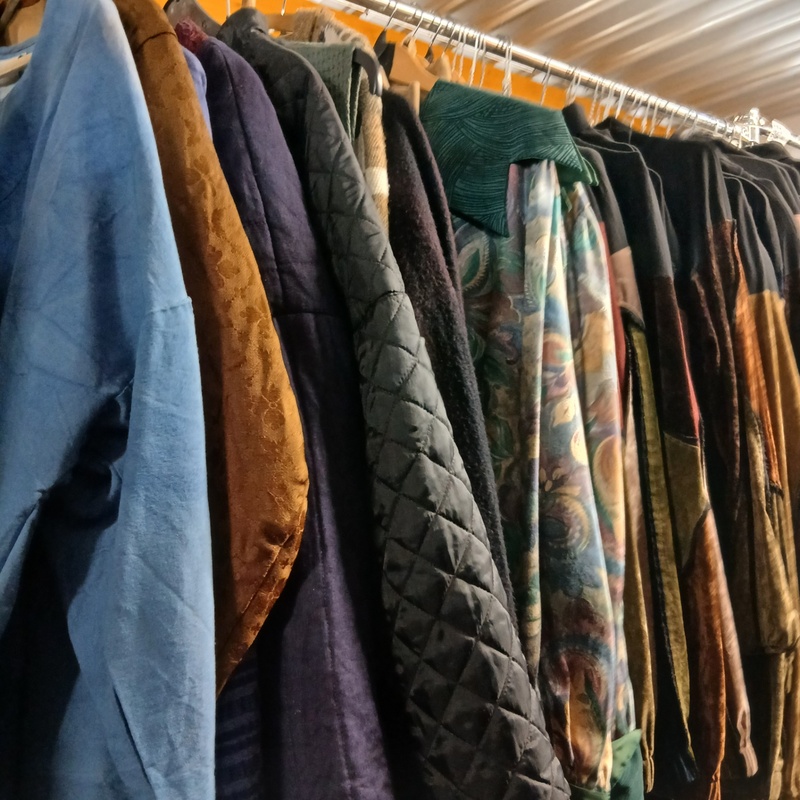 Ca. 46x Middeleeuwse jassen/ jakken, ridderachtige shirts