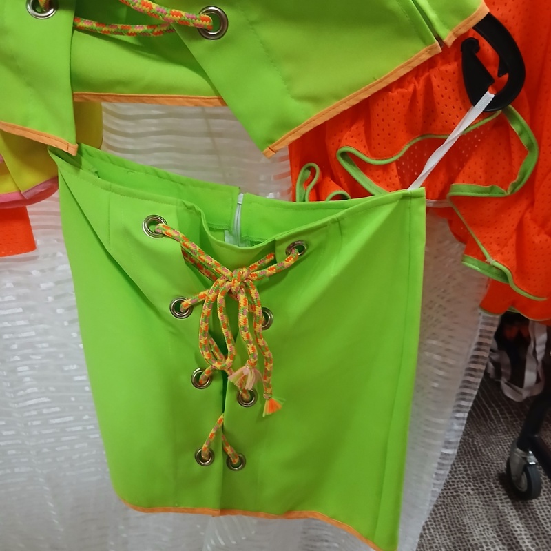 Ca. 107x Carnaval feestkleding neon – foto 5 – kavel bij Onlineveilingmeester, Drachten