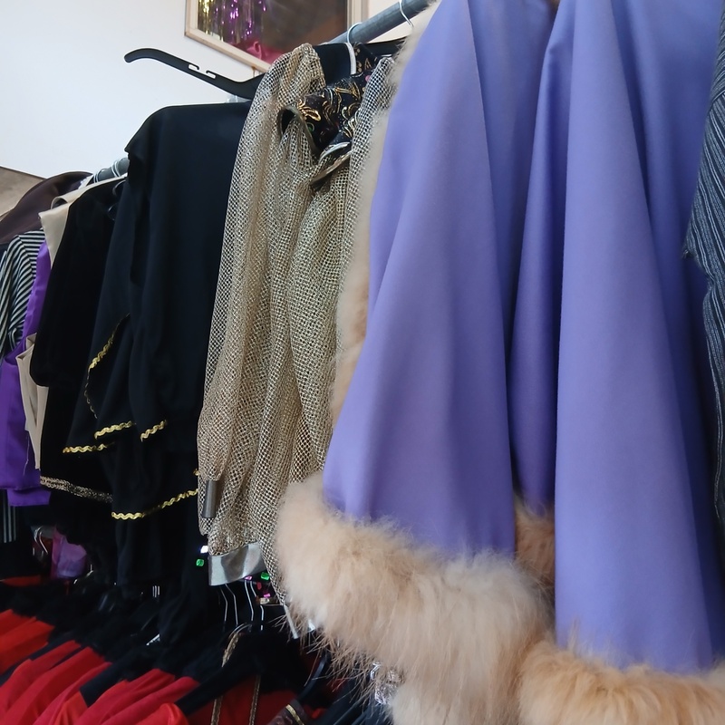 Ca. 45x Oosterse outfits – foto 2 – kavel bij Onlineveilingmeester, Drachten