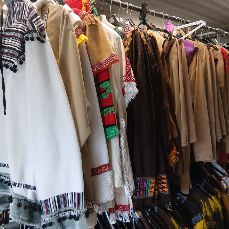 Ca. 29x Eskimo en indianen feestkleding – kavel bij Onlineveilingmeester, Drachten