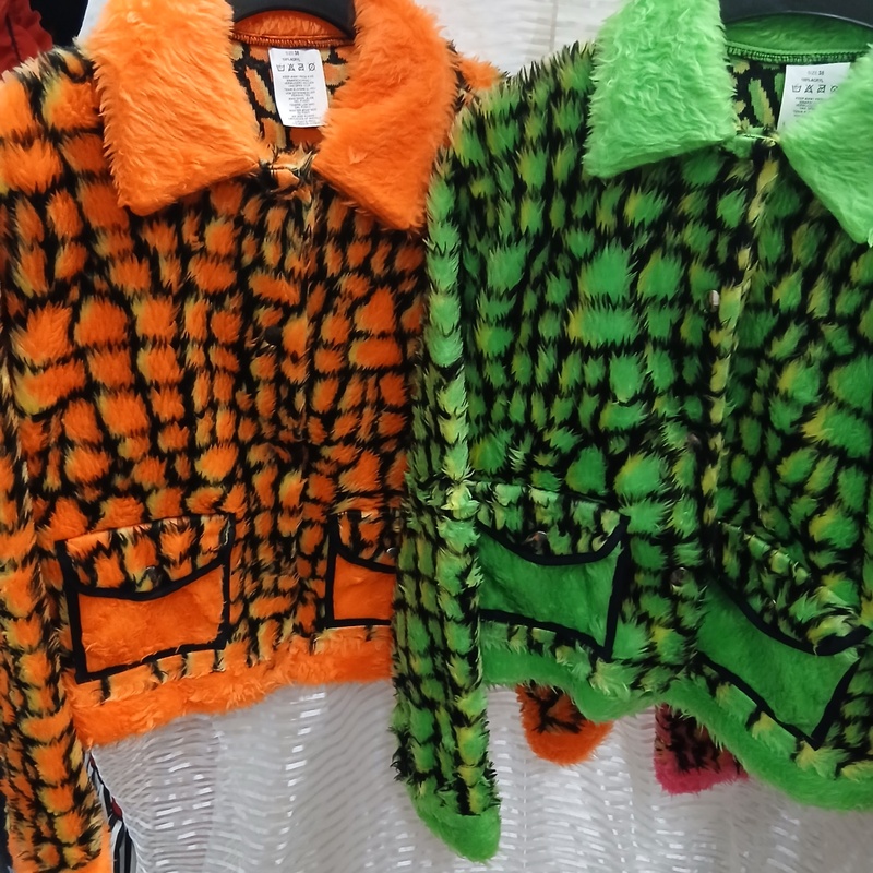 Ca. 47x Feestkleding carnaval neon pluche – foto 6 – kavel bij Onlineveilingmeester, Drachten