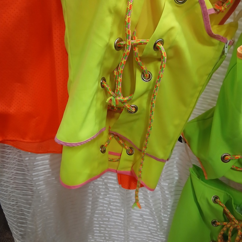 Ca. 107x Carnaval feestkleding neon – foto 6 – kavel bij Onlineveilingmeester, Drachten