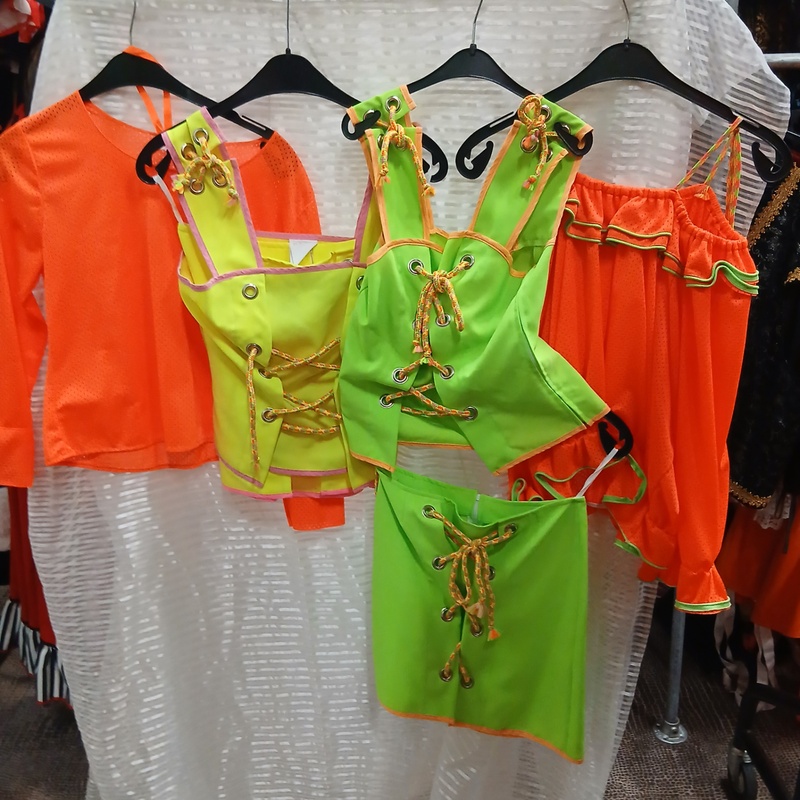 Ca. 107x Carnaval feestkleding neon – foto 4 – kavel bij Onlineveilingmeester, Drachten