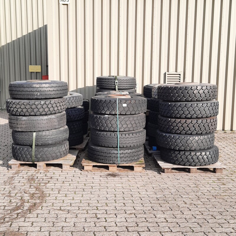Partij diverse vrachtwagenbanden op velg, O.a Michelin, o.a XZL