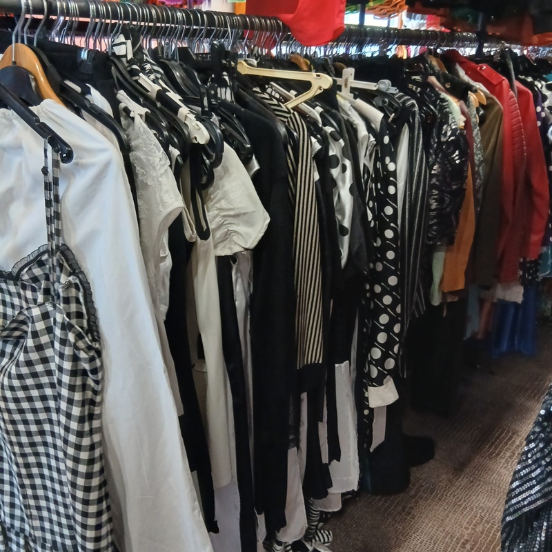 Ca. 141x Zwart wit feestkleding en Rockkleding