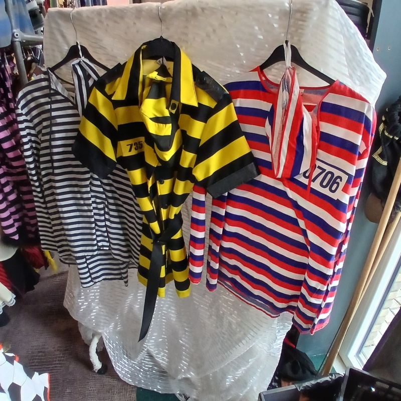 Ca. 79x Feestkleding gevangenis, Daltons – foto 2 – kavel bij Onlineveilingmeester, Drachten