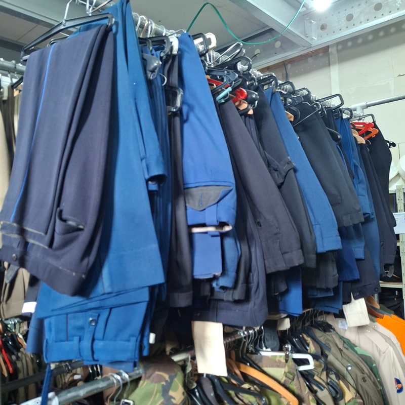 Ca. 70x Uniformberoepen diverse pantalons – kavel bij Onlineveilingmeester, Drachten