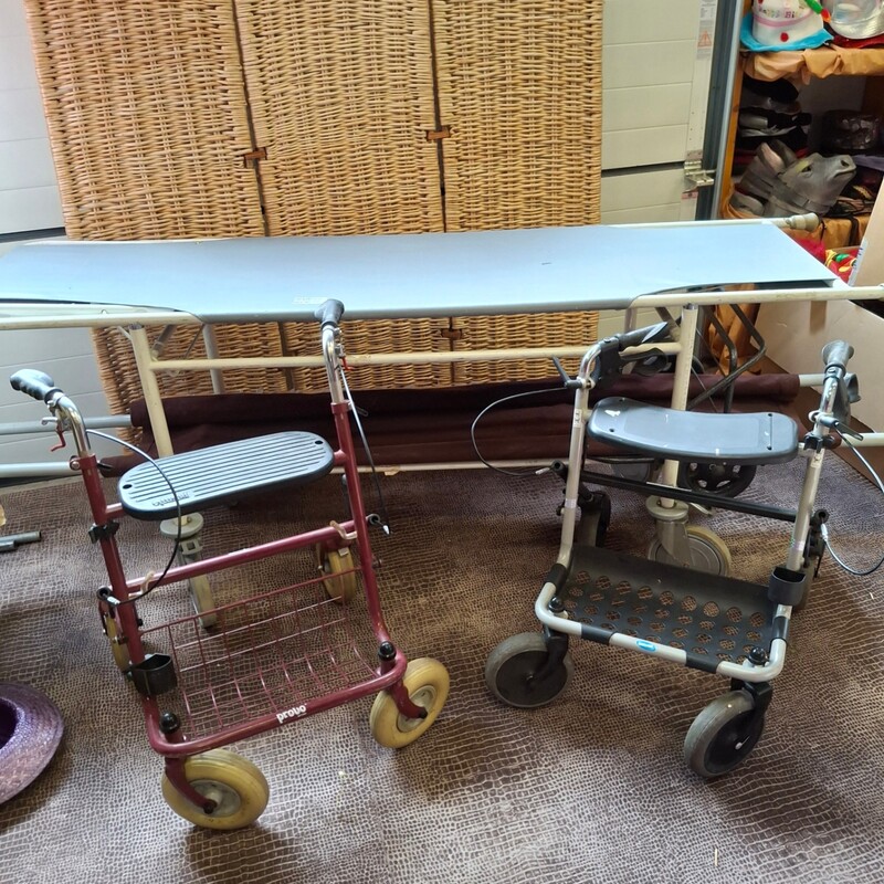5x Ziekenhuis attributen, brancard, rollator etc