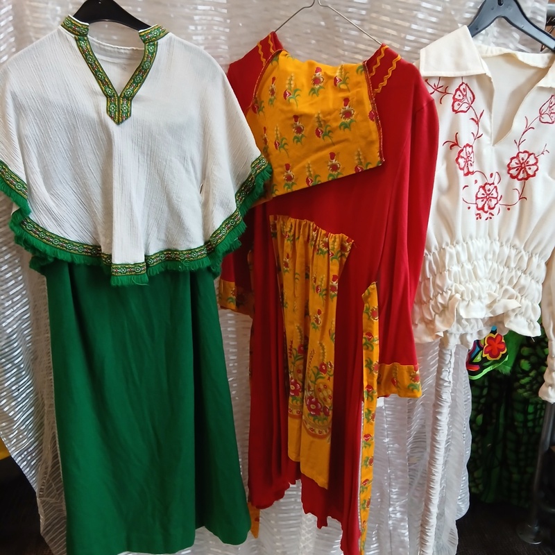 Ca. 135x Italiaanse en Hongaarse outfits – foto 3 – kavel bij Onlineveilingmeester, Drachten
