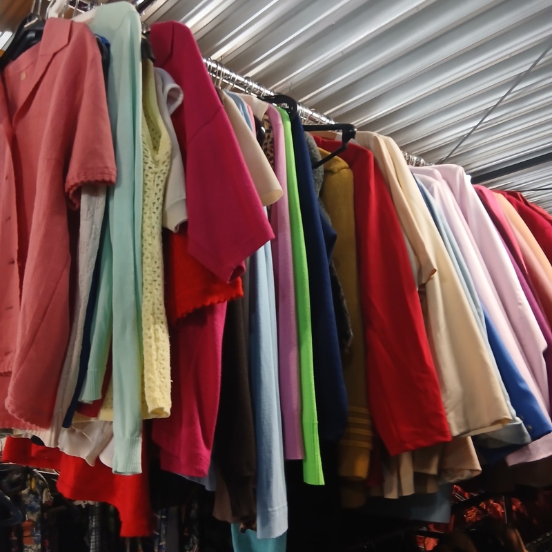 Ca. 89x Ouderwetse vestjes en man/ vrouw colberts