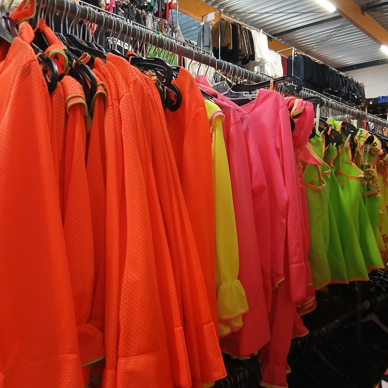Ca. 107x Carnaval feestkleding neon – kavel bij Onlineveilingmeester, Drachten
