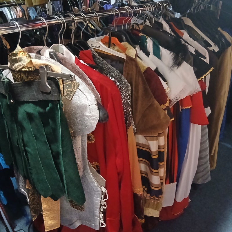 Ca. 44x Diverse middeleeuwse/ ridderkleding