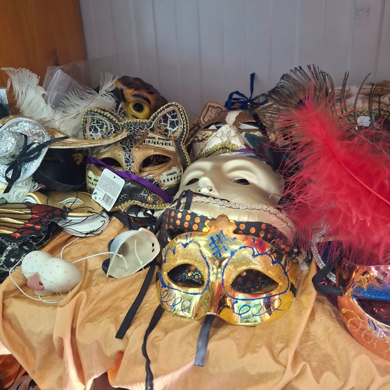 Partij feesthoedjes, maskers – foto 3 – kavel bij Onlineveilingmeester, Drachten