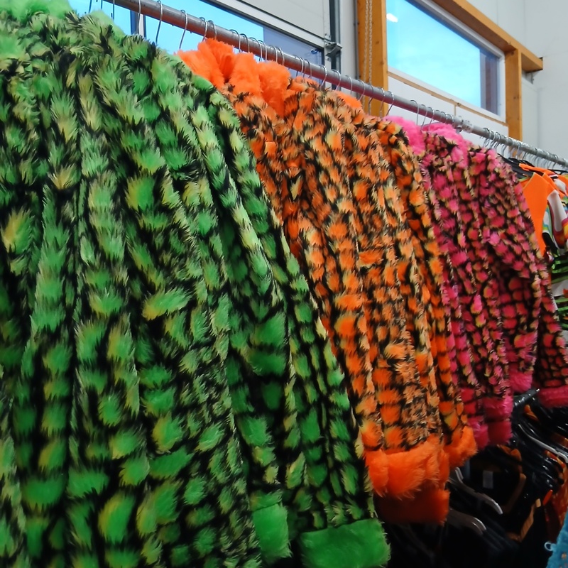Ca. 47x Feestkleding carnaval neon pluche – kavel bij Onlineveilingmeester, Drachten