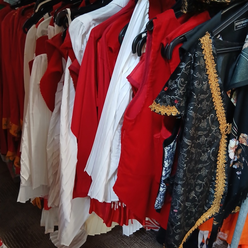 Ca. 135x Italiaanse en Hongaarse outfits – foto 2 – kavel bij Onlineveilingmeester, Drachten