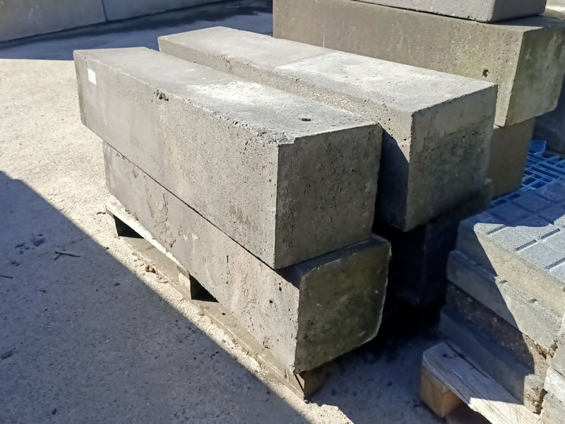 7x Betonnen doorrijverbod paal