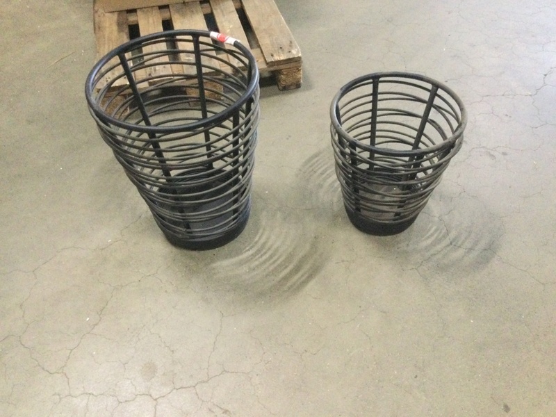 2x Metalen manden, voor evt. Haardhout, zwart