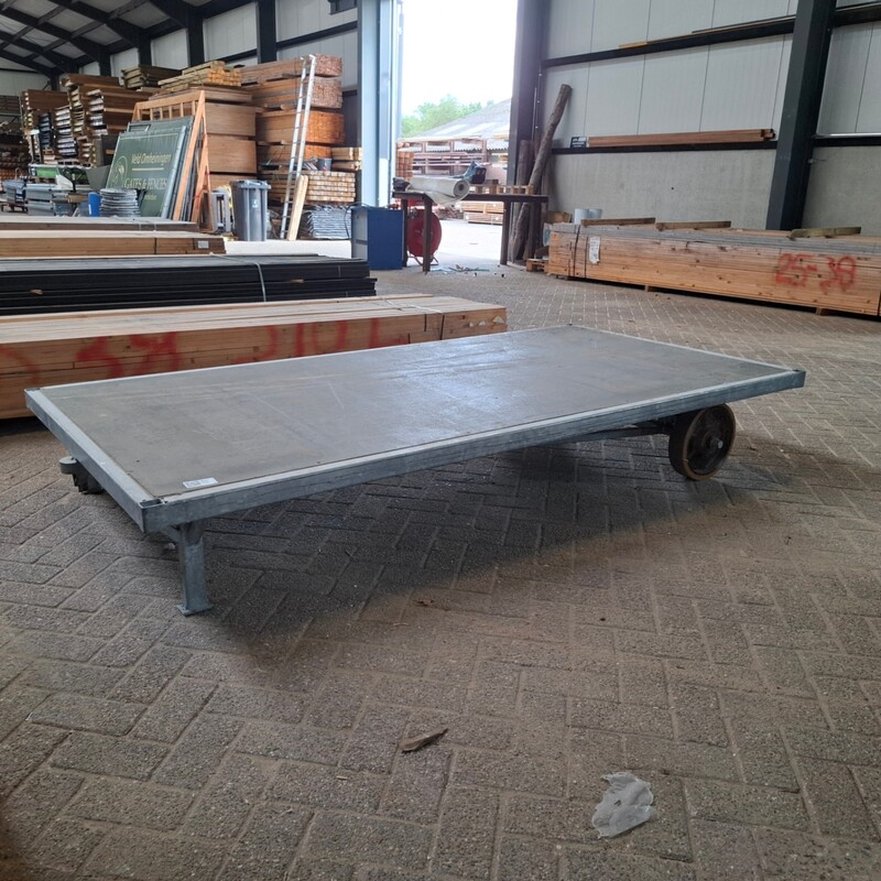Intern transportmiddel op massieve banden