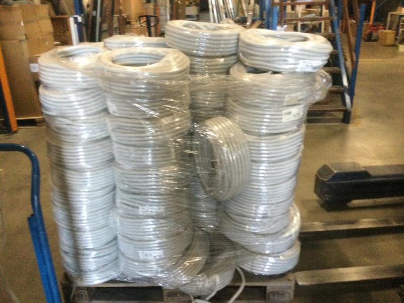 Pallet met flexibele elektriciteits slangen IPS, grijs