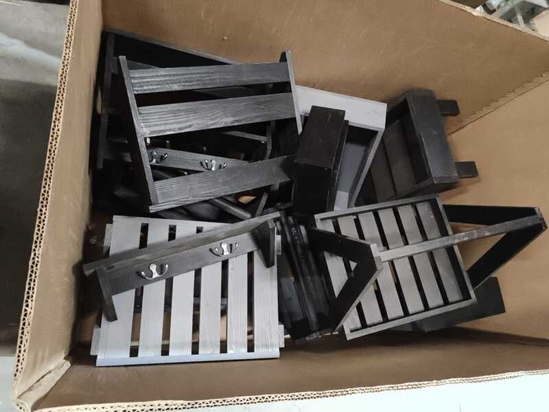 Grote doos met houten, tafels, kapstokken, etc., zwart,/antraciet