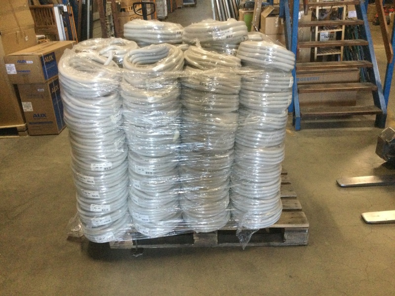 Pallet met flexibele elektriciteits slangen IPS, grijs