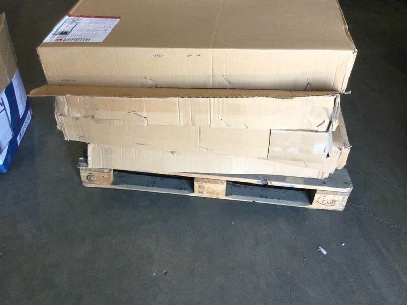 Pallet met 5 wc's frames met zwarte duwplaat Allibert