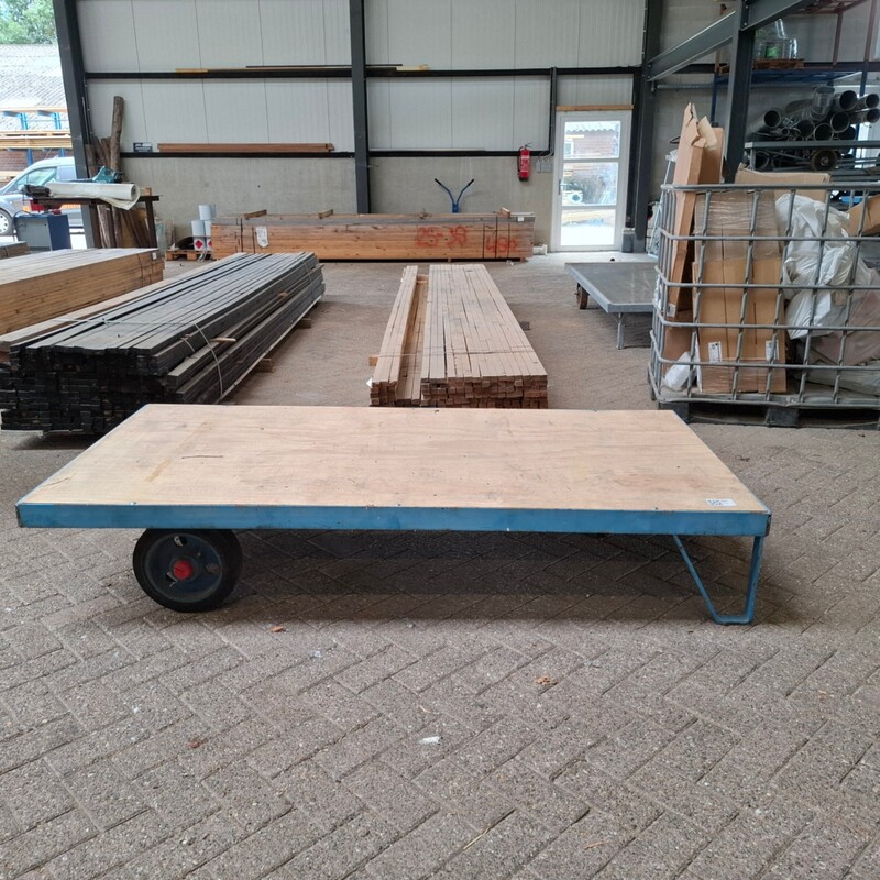 Intern transportmiddel op massieve banden