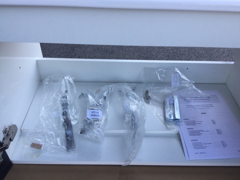Badmeubel 3- deurs met wastafel, zwart/wit – foto 4 – kavel bij Onlineveilingmeester, Zutphen