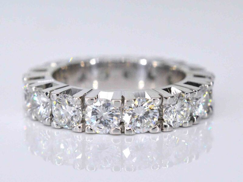 Witgouden alliance ring met grote diamanten