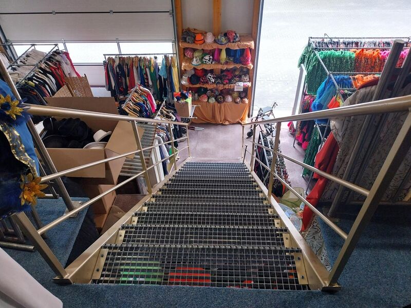 Goudkleurige solide trap met gegalvaniseerde treden