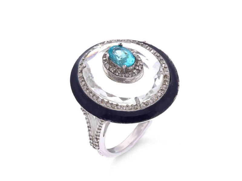 Ovaal gevormde ring met een blauwe apetiet, witte kristal, zwarte onix en natuurlijke diamanten