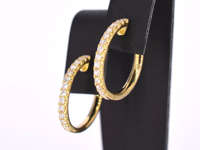 Gouden oorhangers met 26 diamanten