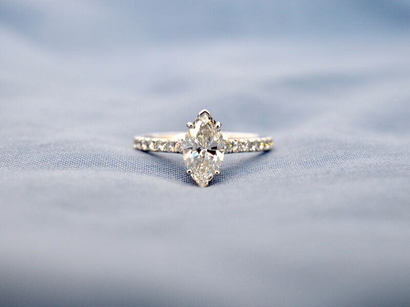 Witgouden solitaire ring met een marquise diamant van 1.00 carat met hidden Halo