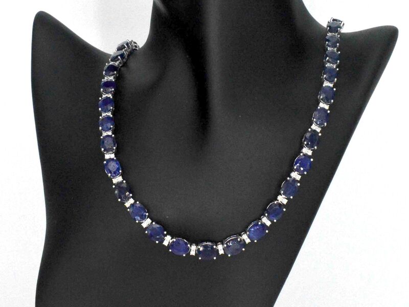 Tenniscollier met grote saffieren en natuurlijke diamanten