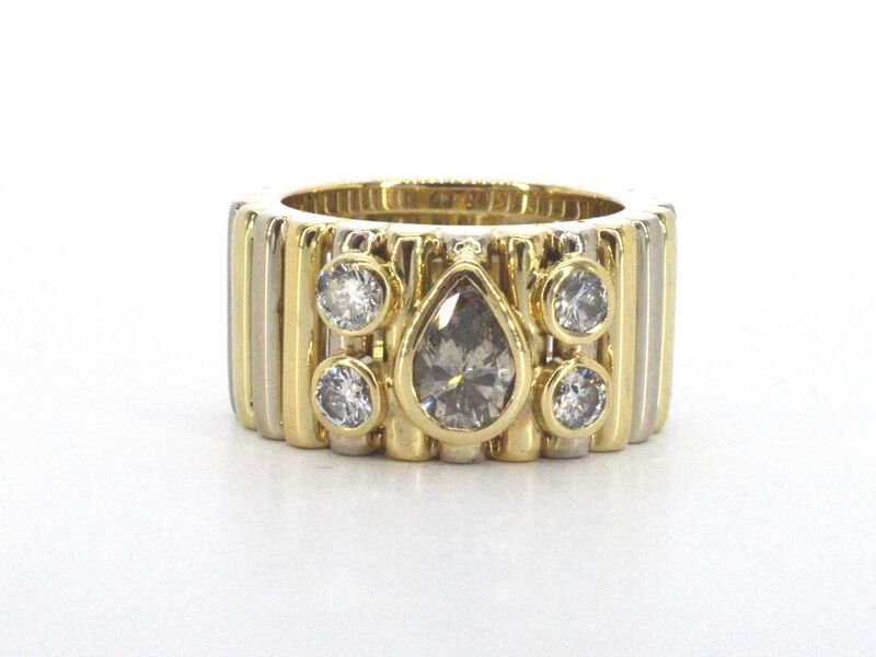 Brede gouden ring met een natuurlijke cognac gekleurde druppel vorm diamant en briljant geslepen diamanten