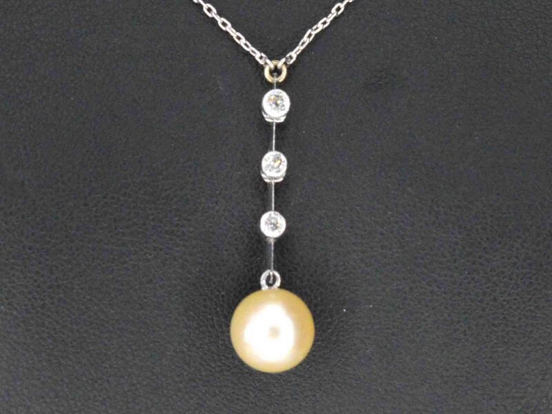 Witgouden ketting met parel en diamanten