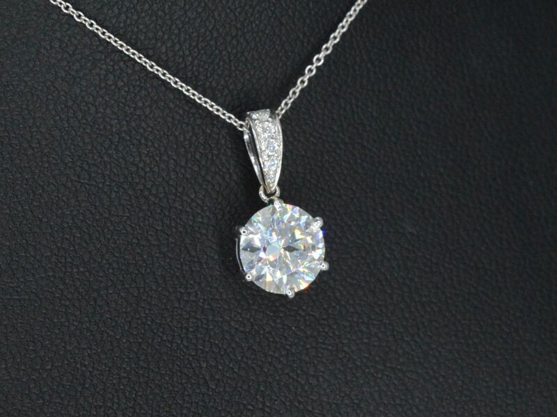 Witgouden solitair hanger met een diamant van 1.50 carat, excl. ketting