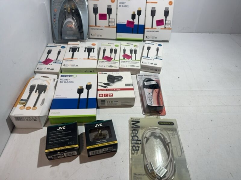 Partij met diverse kabels en accessoires
