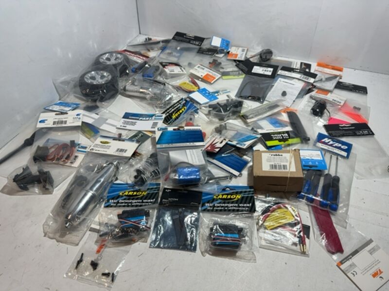 Partij modelbouw artikelen - elektronica, banden, servos, uitlaten