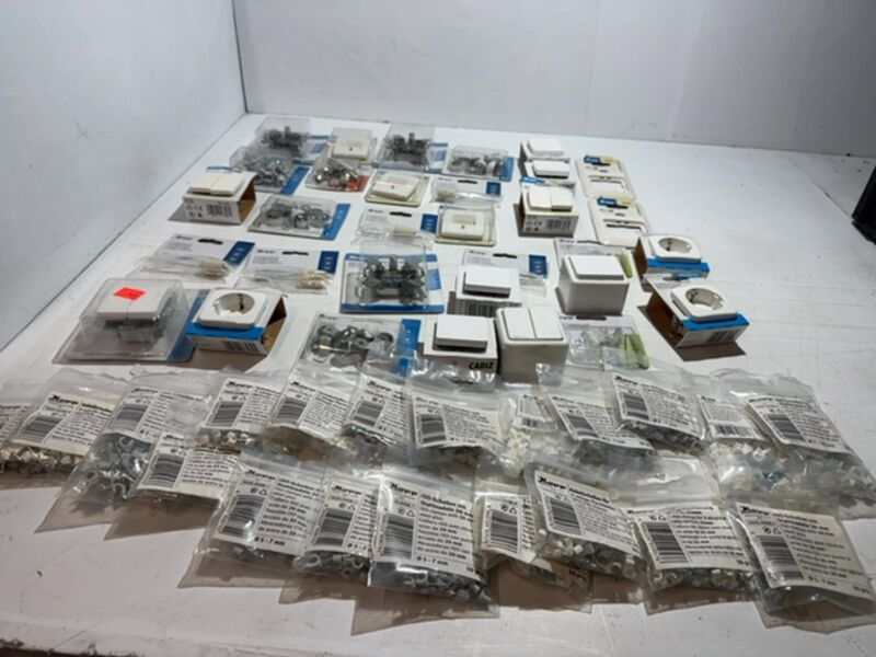 Ca. 52x Diverse elektrische accessoires Kopp