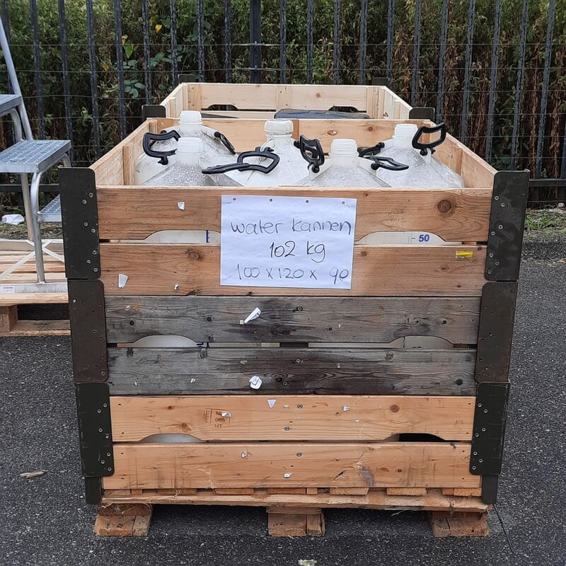Partij waterkannen en jerrycans