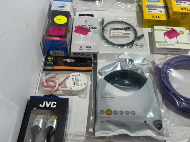 Partij kabels adapters 33 stuks Nedis, Xtorm, JVC – foto 6 – kavel bij Onlineveilingmeester