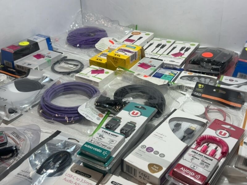 Partij kabels adapters 33 stuks Nedis, Xtorm, JVC – foto 10 – kavel bij Onlineveilingmeester