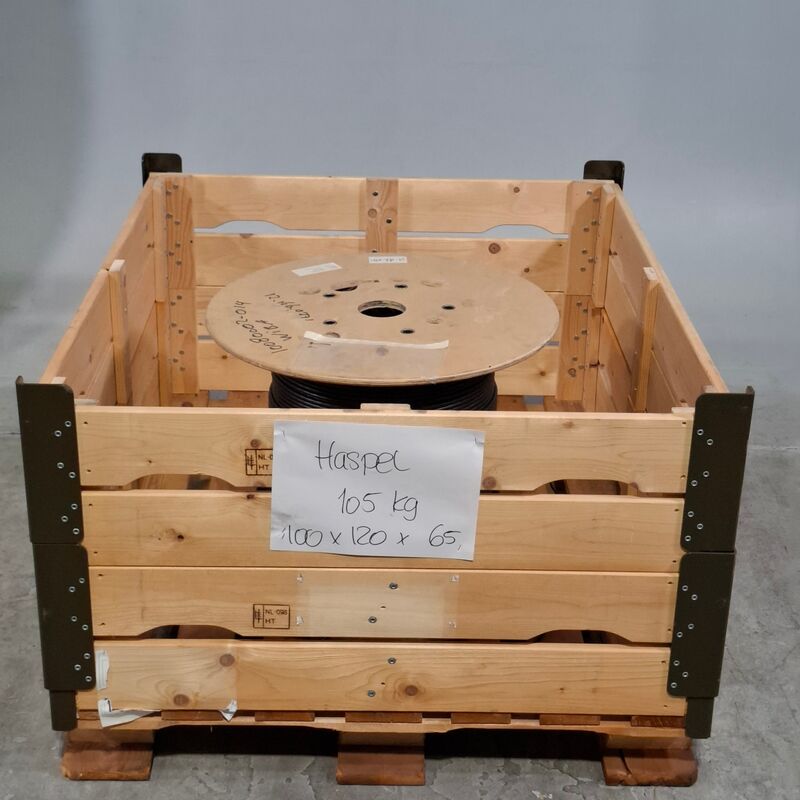 Telefoonkabel op houten haspel