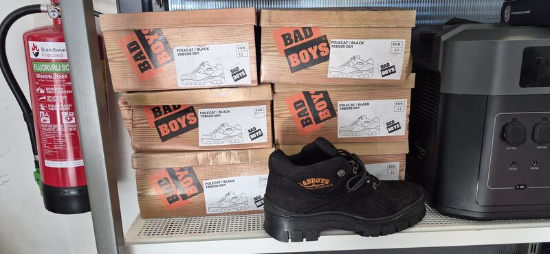 Ca. 13x Paar schoenen, Badboys, Lage zwarte en hoge bruine, Zwart – foto 2 – kavel bij Onlineveilingmeester, Heerenveen